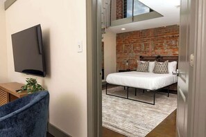 1 bedroom, desk, iron/ironing board, WiFi