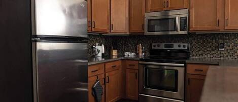 Réfrigérateur, four à micro-ondes, un four, surface de cuisson