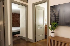2 bedrooms, desk, iron/ironing board, WiFi - Stunning 2BR loft in city center (Roanoke)