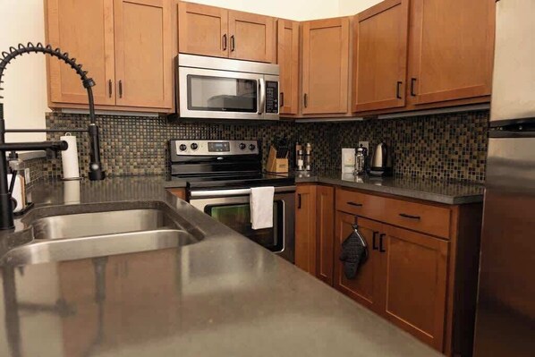 Refrigerador, microondas, horno y parrilla de estufa 