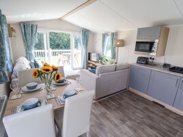 Frigorífico, lavavajillas y utensilios de cocina