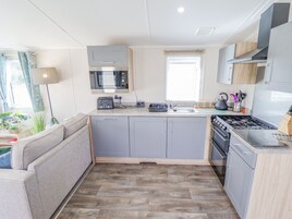 Frigorífico, lavavajillas y utensilios de cocina