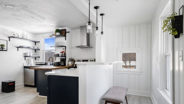 Private kitchen - Yellow Shutter Farmhouse Oasis (Shenandoah)