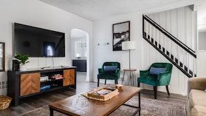 Living area - Yellow Shutter Farmhouse Oasis (Shenandoah)