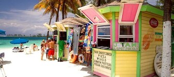 Cozy 1-Bedroom Suite with WiFi & AC in Lovely Nassau