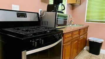 Kühlschrank, Mikrowelle, Herdplatte, Toaster