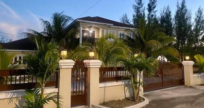 Leah's Heaven - Cozy One Bedroom Suite