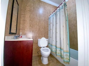 Serviettes fournies, savon, shampoing, papier toilette