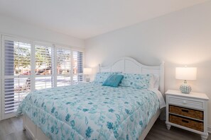 2 bedrooms, iron/ironing board, WiFi, bed sheets - Bayside Condo with Pool and Dock (Key Largo)