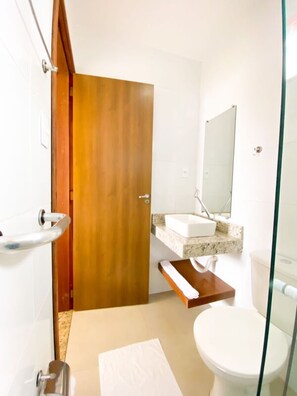 Habitación triple de lujo, varias camas | Baño | Amenidades de baño gratuitas