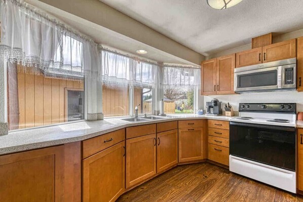 Een koelkast, een magnetron, een oven, een kookplaat