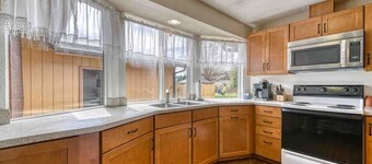 Bo’s Valley Farmhouse with Hot Tub