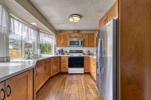 Refrigerador, microondas, horno y parrilla de estufa 