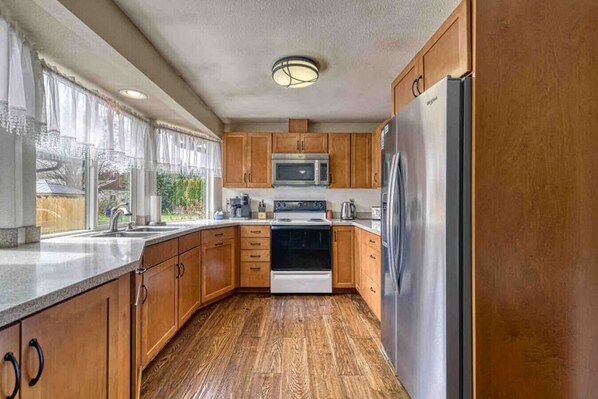 Kylskåp, mikrovågsugn, ugn och spishäll