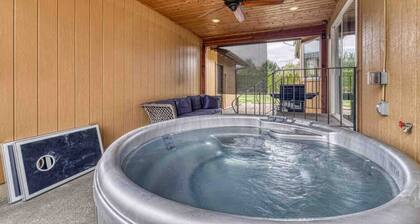 Bo’s Valley Farmhouse with Hot Tub