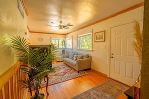 Interior - BoDeke`s N. Tacoma Urban Cabin with Hot Tub (Tacoma)