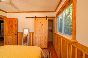 2 bedrooms, desk, iron/ironing board, free WiFi - BoDeke`s N. Tacoma Urban Cabin with Hot Tub (Tacoma)