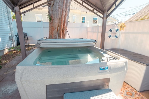 BoDeke`s N. Tacoma Urban Cabin with Hot Tub