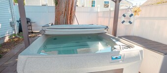 BoDeke`s N. Tacoma Urban Cabin with Hot Tub