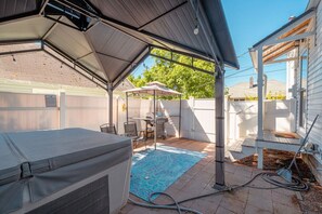 Terrace/patio - BoDeke`s N. Tacoma Urban Cabin with Hot Tub (Tacoma)