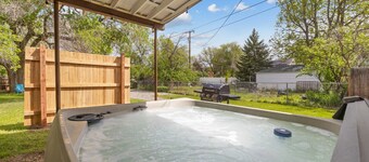 Bo’s Central Hangout with HOT TUB & Washer/Dryer