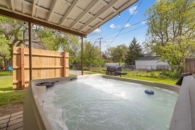 Bo’s Central Hangout with HOT TUB & Washer/Dryer