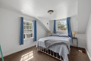 4 bedrooms, desk, iron/ironing board, travel cot