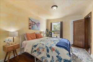 4 bedrooms, desk, iron/ironing board, travel cot - Bo’s Central Hangout with HOT TUB & Washer/Dryer (Billings)