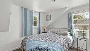 4 habitaciones, escritorio y tabla de planchar con plancha