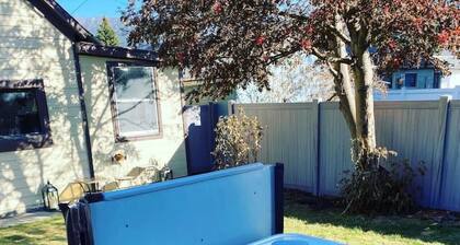 Bo's Queen Anne with Hot Tub and fenced backyard.