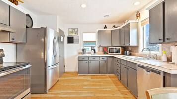 Een koelkast, een microgolfoven, een oven