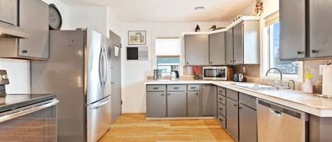 Kühlschrank, Mikrowelle, Ofen, Wasserkocher mit Kaffee-/Teezubehör