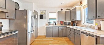 Bo's Old West Landing w/Hot Tub and Sunrise Views