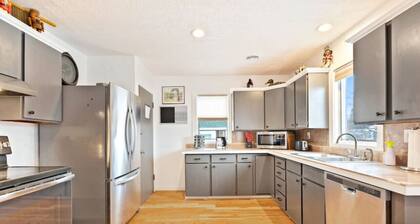 Bo's Old West Landing w/Hot Tub and Sunrise Views