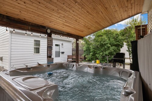 Bo's Old West Landing w/Hot Tub and Sunrise Views