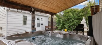 Bo's Old West Landing w/Hot Tub and Sunrise Views