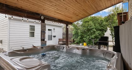 Bo's Old West Landing w/Hot Tub and Sunrise Views