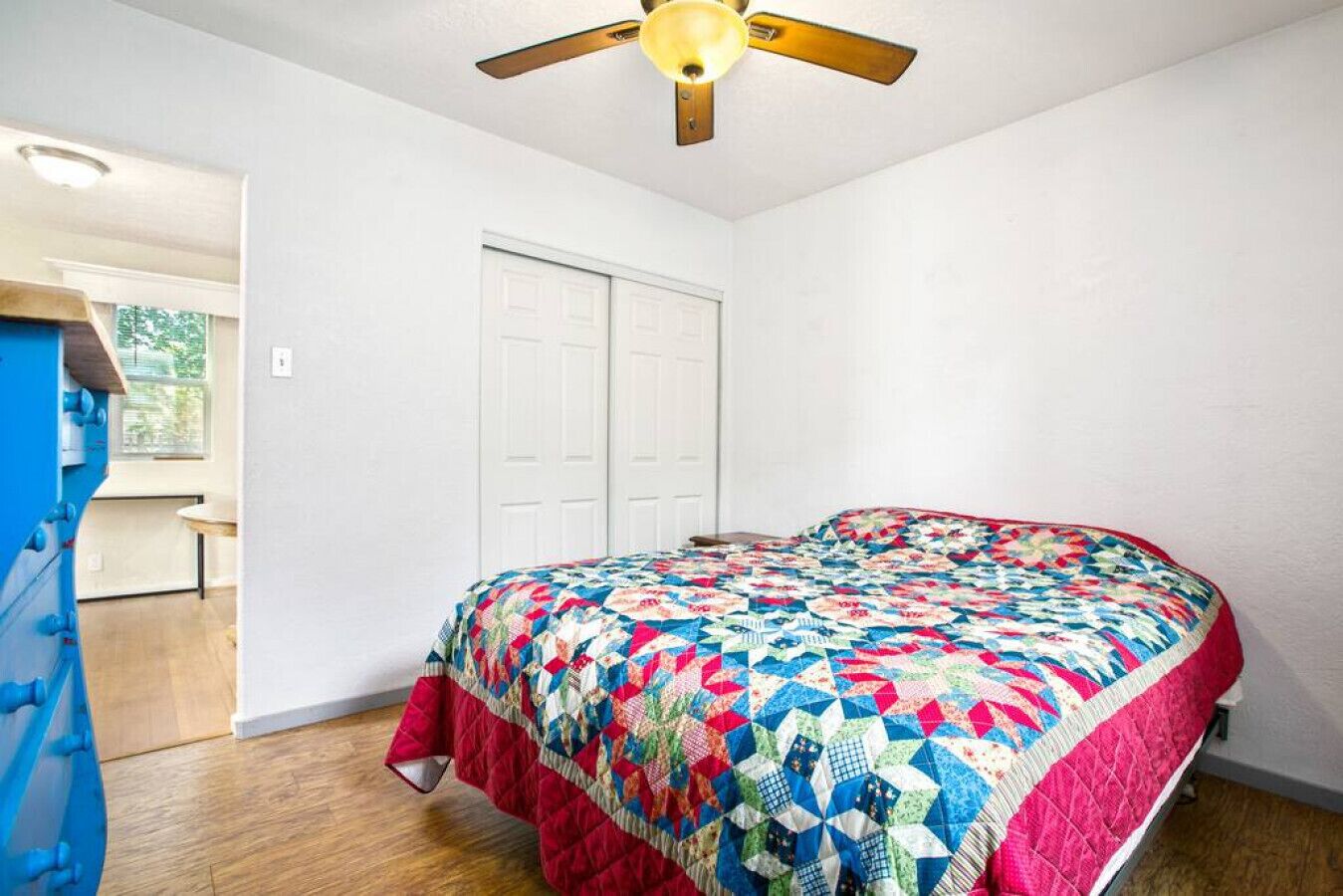 1 habitación, tabla de planchar con plancha, wifi gratis y ropa de cama 
