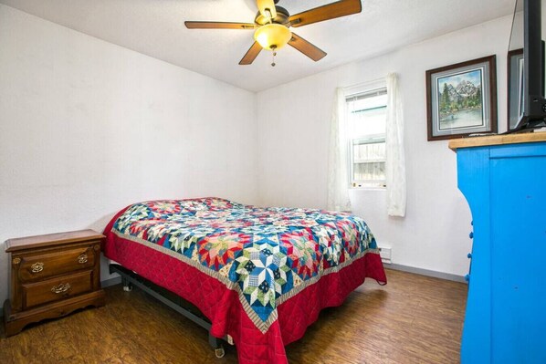 1 habitación, tabla de planchar con plancha, wifi gratis y ropa de cama 