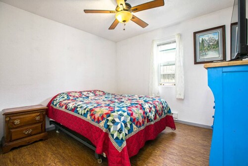 Bo’s Bungalow with Hot Tub and Sauna