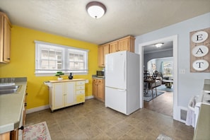 Fridge, microwave, oven, stovetop - Bo’s White House with Fenced Yard (Billings)