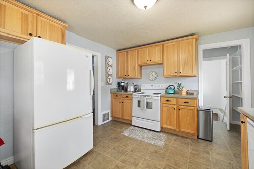 Bo’s White House with Fenced Yard