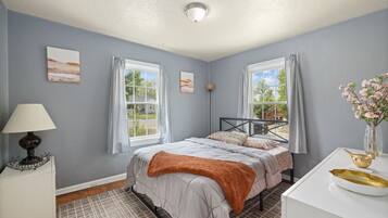 3 makuuhuonetta, työpöytä, silitysrauta/-lauta, ilmainen Wi-Fi