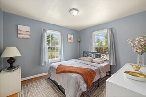 3 bedrooms, desk, iron/ironing board, free WiFi