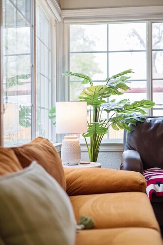 Bo’s Cheerful Home with private HOT TUB