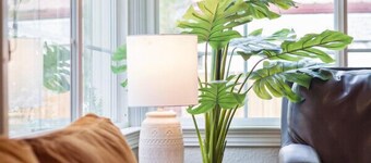 Bo’s Cheerful Home with private HOT TUB