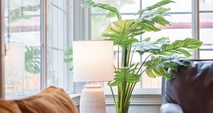 Bo’s Cheerful Home with private HOT TUB