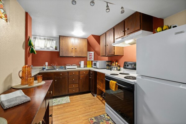 ثلاجة، ميكروويف، فرن، غسالة أطباق