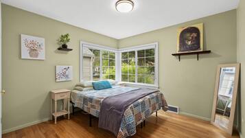 3 bedrooms, desk, iron/ironing board, free WiFi