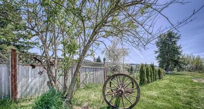 Bo’s Tiny House w/Hot Tub - Unique Country Retreat